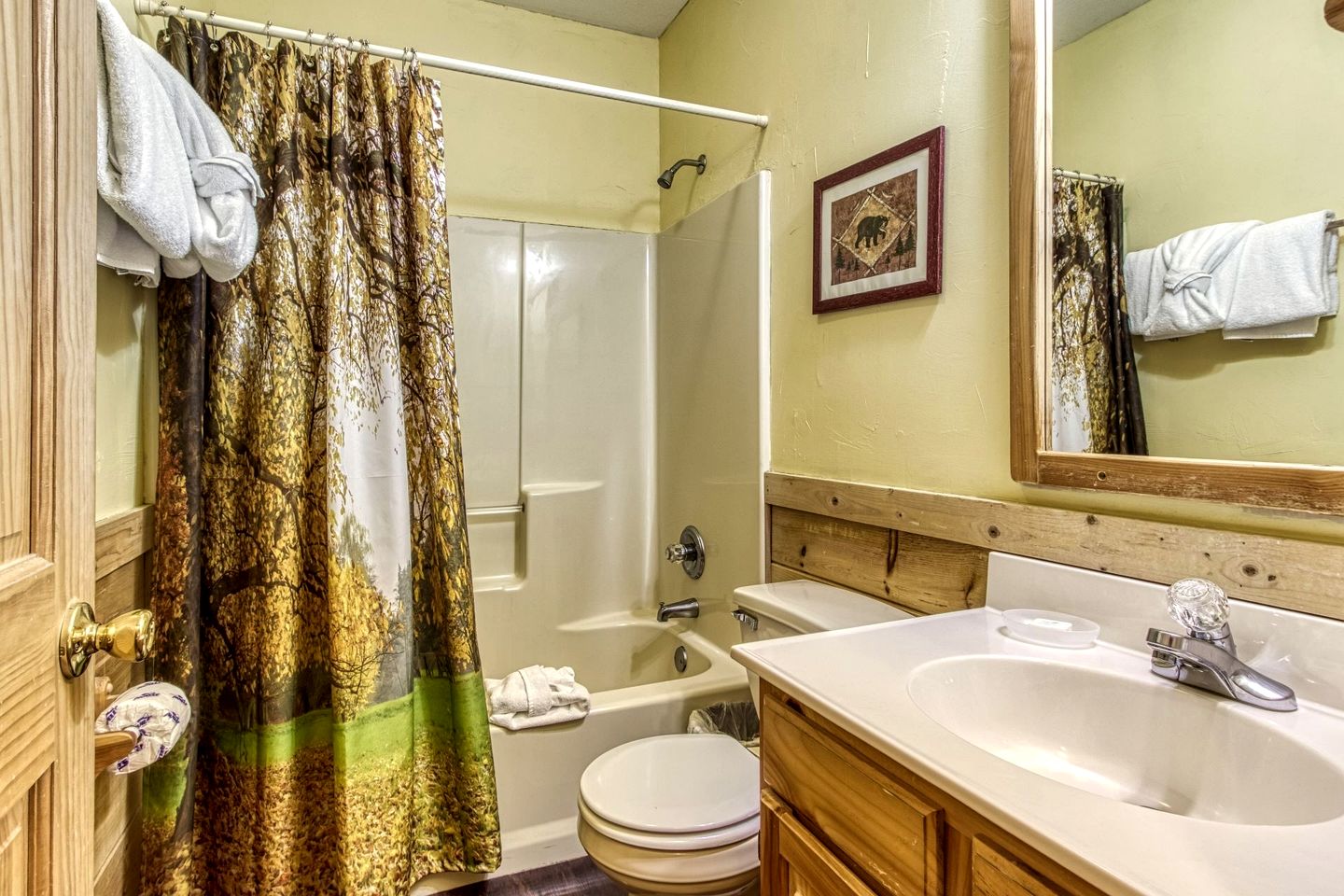 Cozy Family Cabin with Hot Tub and Games Room near the Smokies in Pigeon Forge, Tennessee