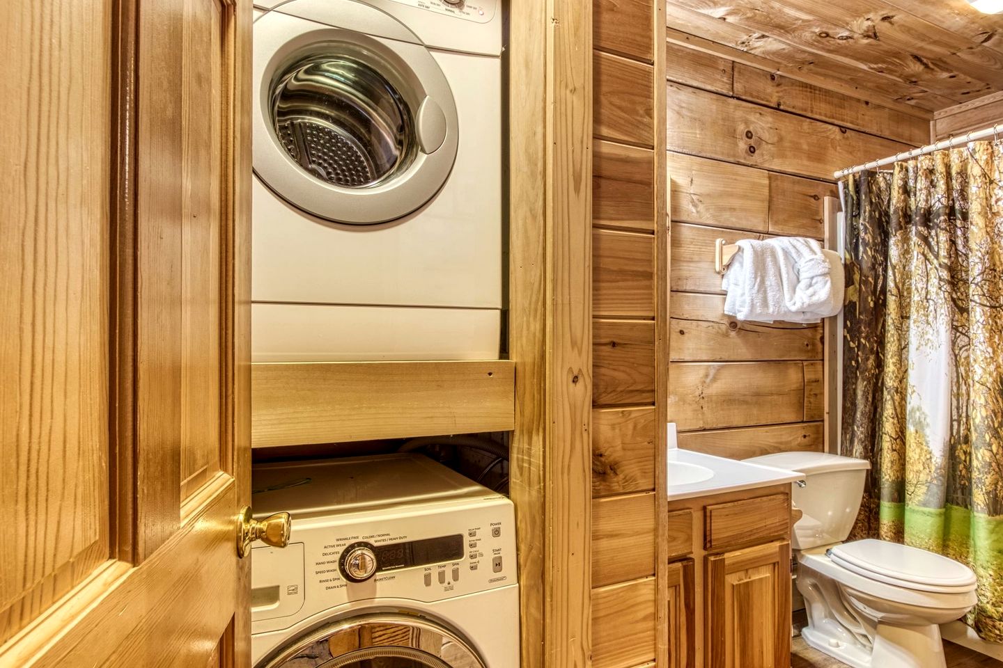 Cozy Family Cabin with Hot Tub and Games Room near the Smokies in Pigeon Forge, Tennessee