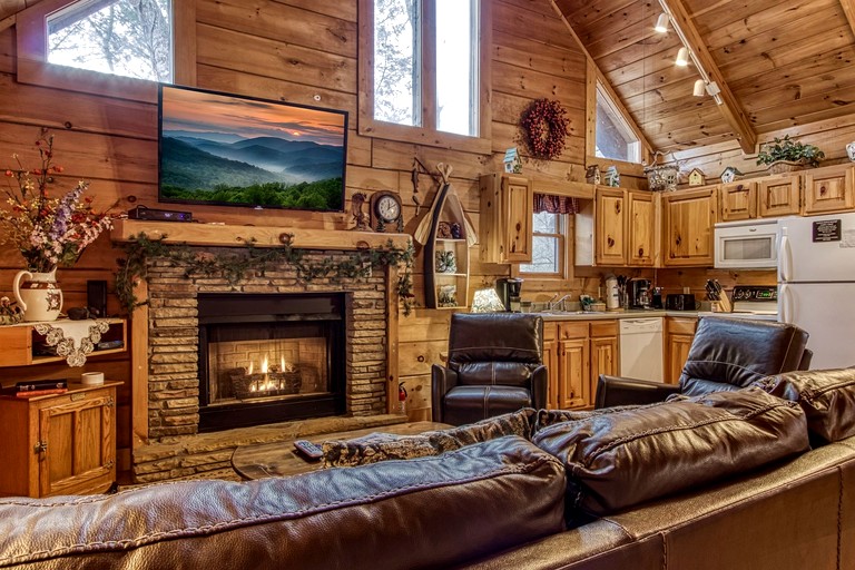 Cozy Family Cabin with Hot Tub and Games Room near the Smokies in Pigeon Forge, Tennessee