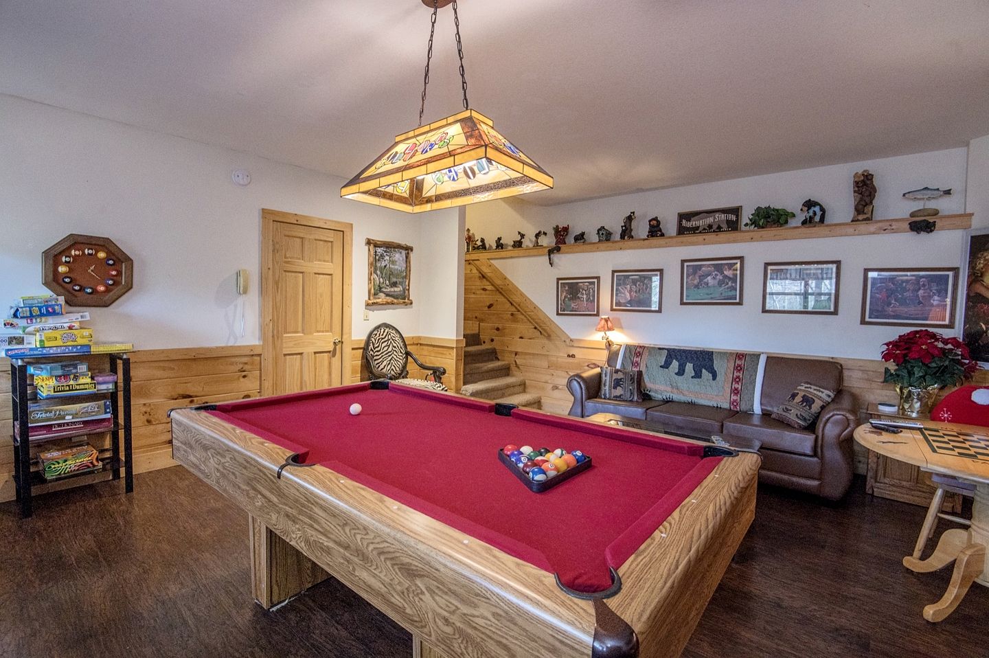 Cozy Family Cabin with Hot Tub and Games Room near the Smokies in Pigeon Forge, Tennessee