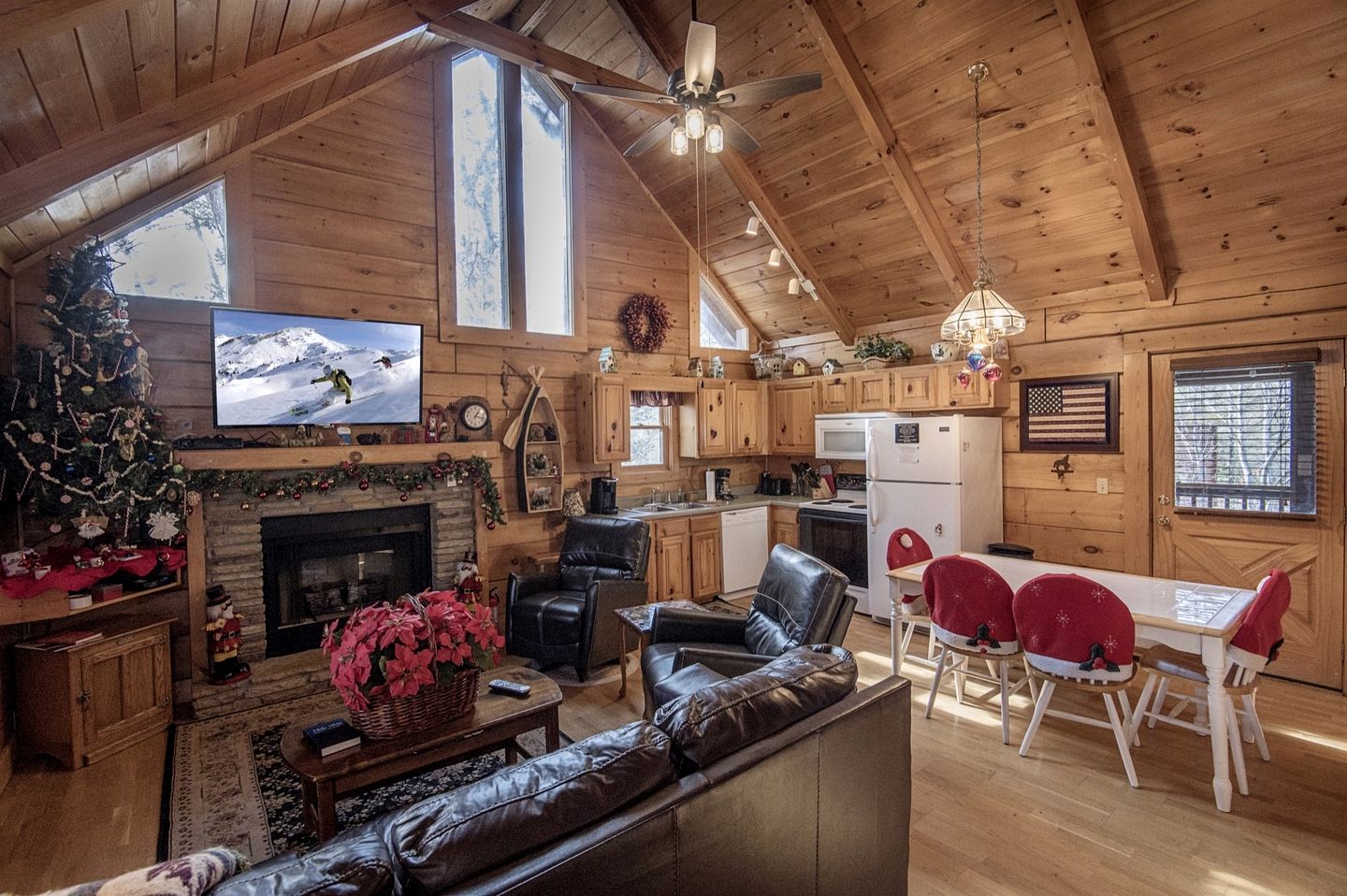 Cozy Family Cabin with Hot Tub and Games Room near the Smokies in Pigeon Forge, Tennessee