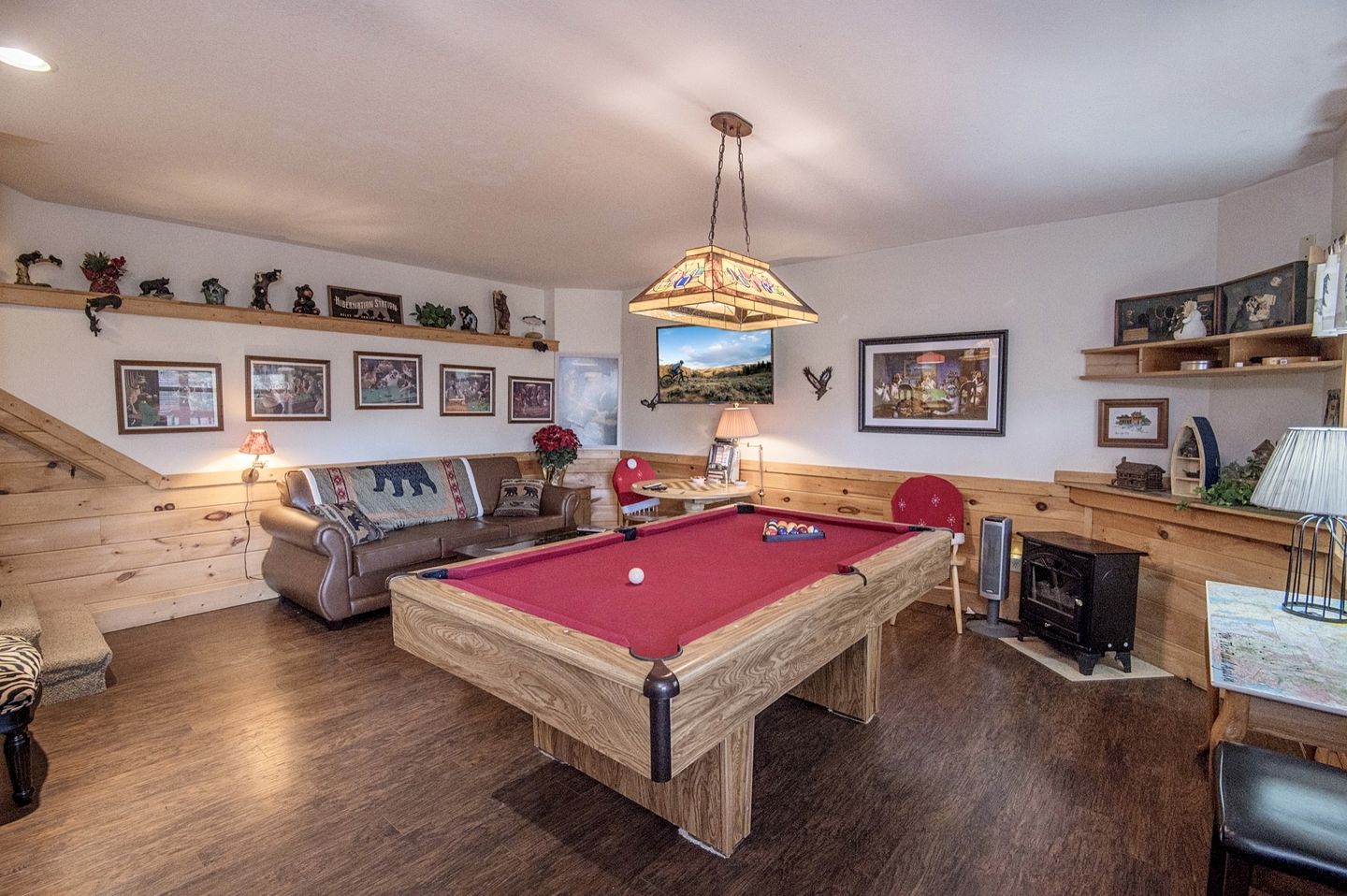 Cozy Family Cabin with Hot Tub and Games Room near the Smokies in Pigeon Forge, Tennessee