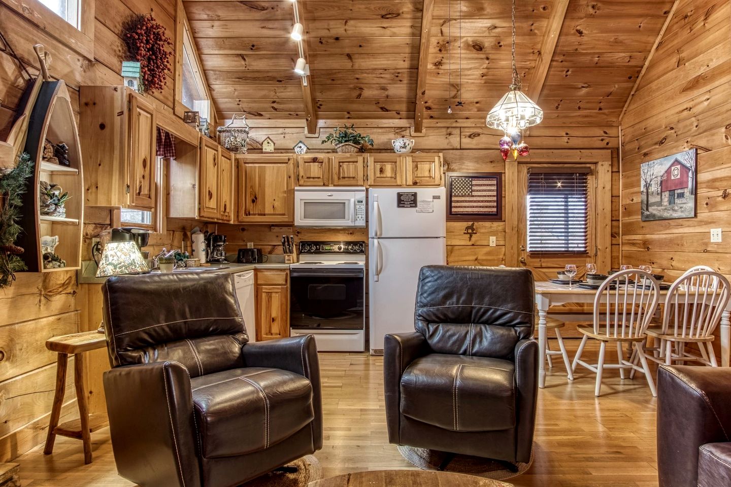 Cozy Family Cabin with Hot Tub and Games Room near the Smokies in Pigeon Forge, Tennessee