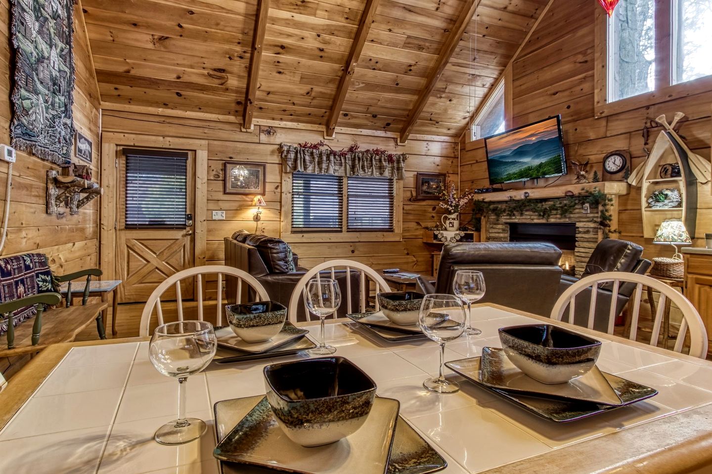 Cozy Family Cabin with Hot Tub and Games Room near the Smokies in Pigeon Forge, Tennessee