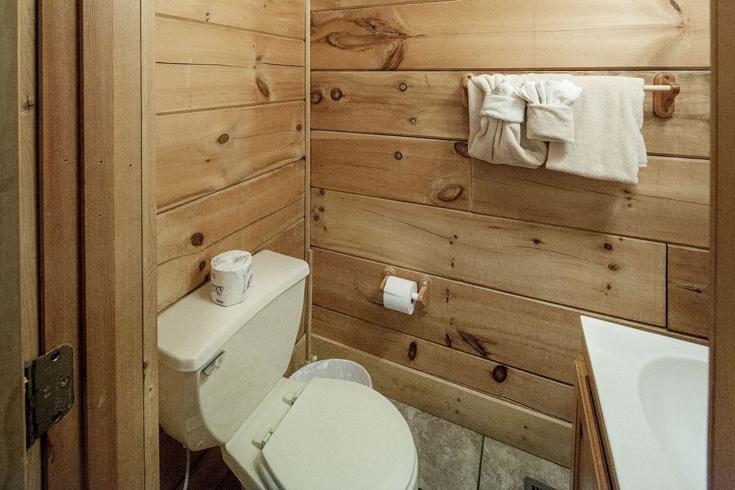 Fantastic Wooden Secluded Cabin with Fireplace in Pigeon Forge, Tennessee