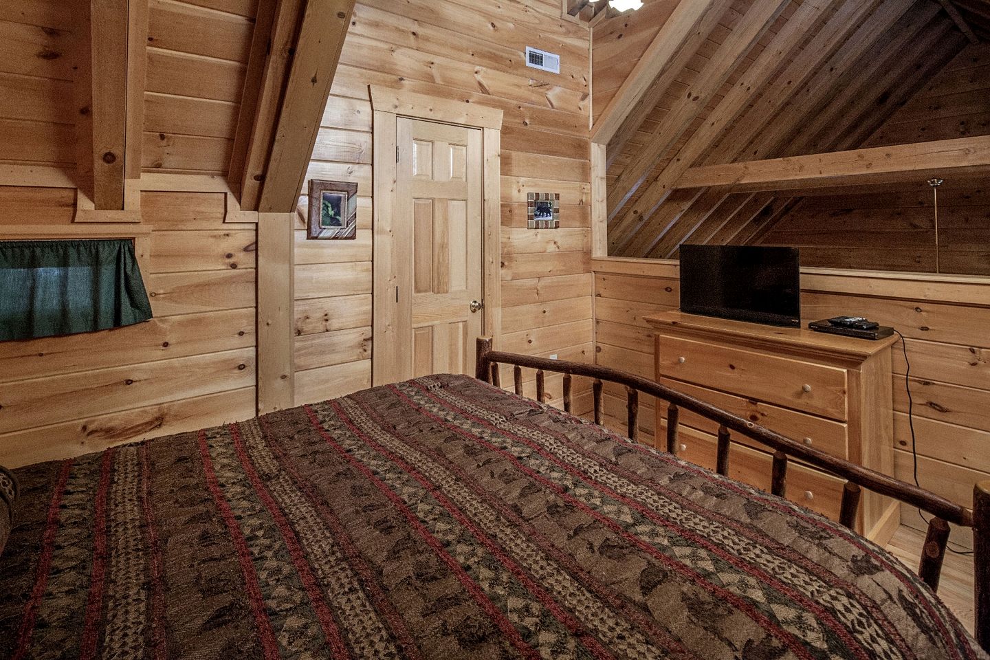 Fantastic Wooden Secluded Cabin with Fireplace in Pigeon Forge, Tennessee