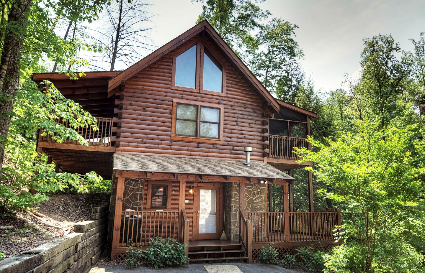 Mountain Cabin with Spa and Pool Table Great for Families in Tennessee