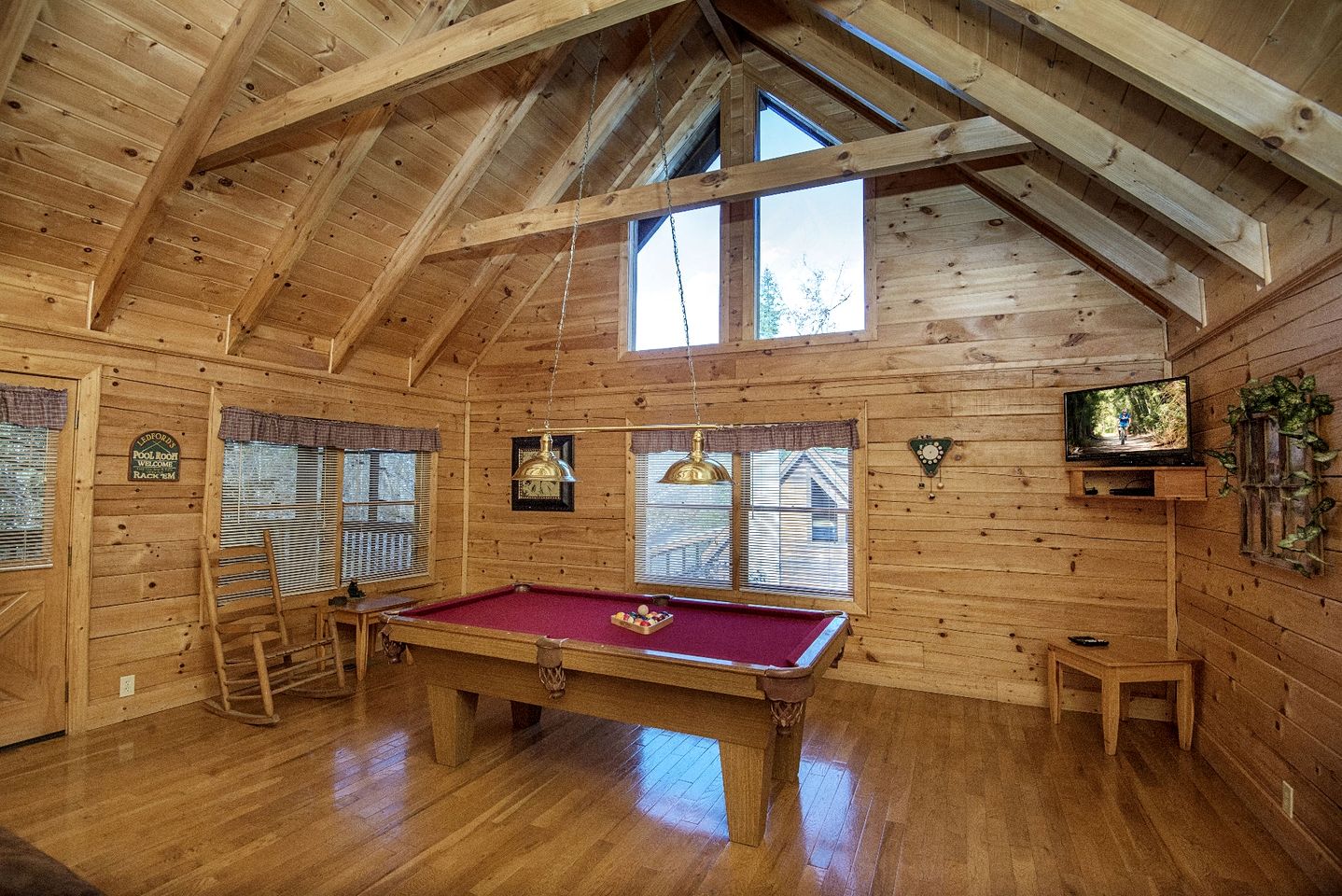 Mountain Cabin with Spa and Pool Table Great for Families in Tennessee
