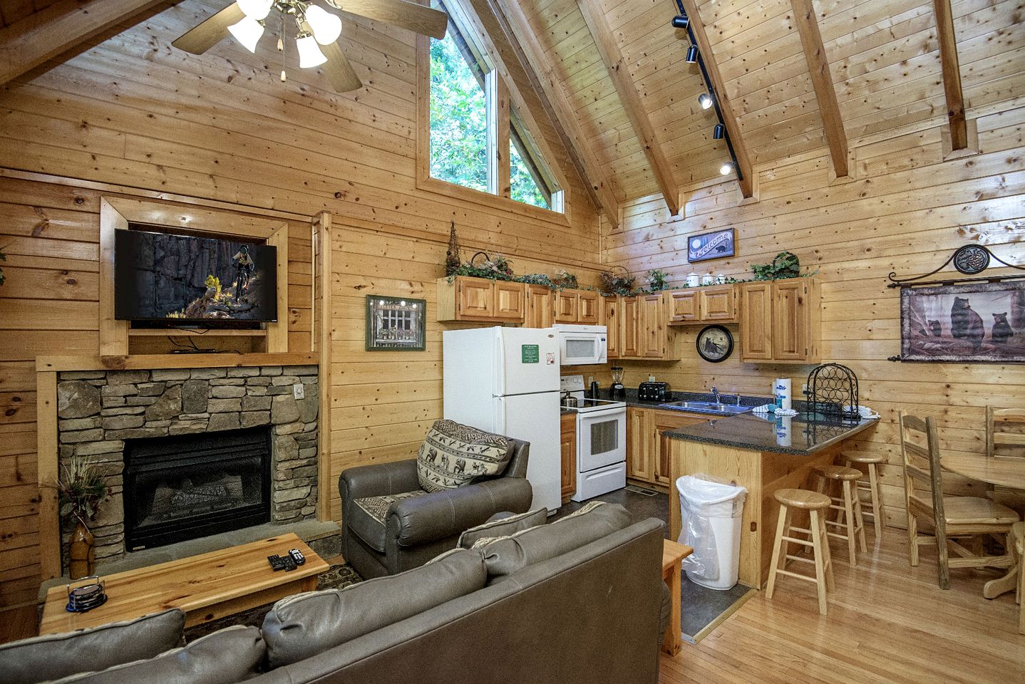 Rustic-Chic Cabin for Four - Ultimate Tennessee Glamping Escape in Pigeon Forge