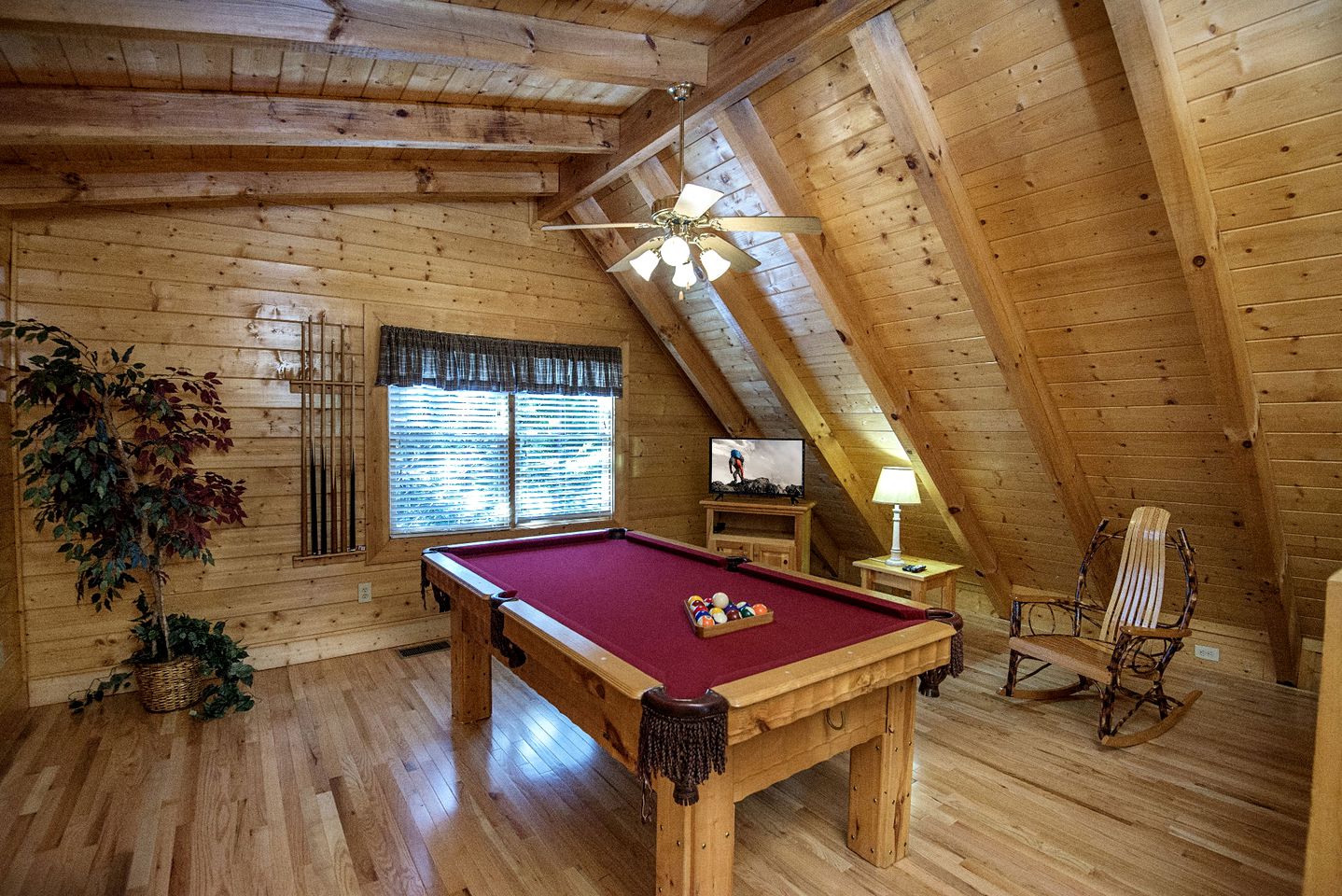 Rustic-Chic Cabin for Four - Ultimate Tennessee Glamping Escape in Pigeon Forge