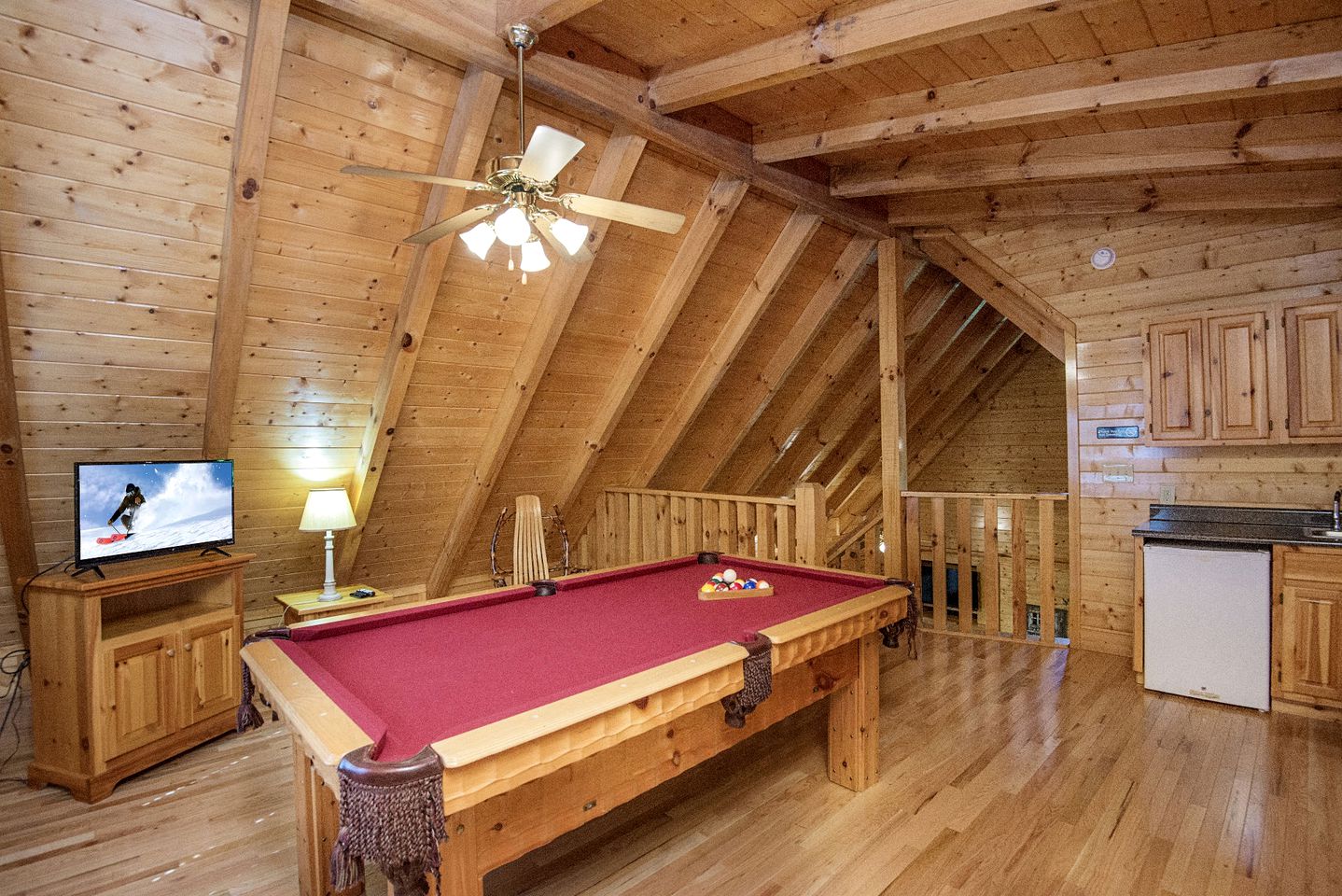 Rustic-Chic Cabin for Four - Ultimate Tennessee Glamping Escape in Pigeon Forge