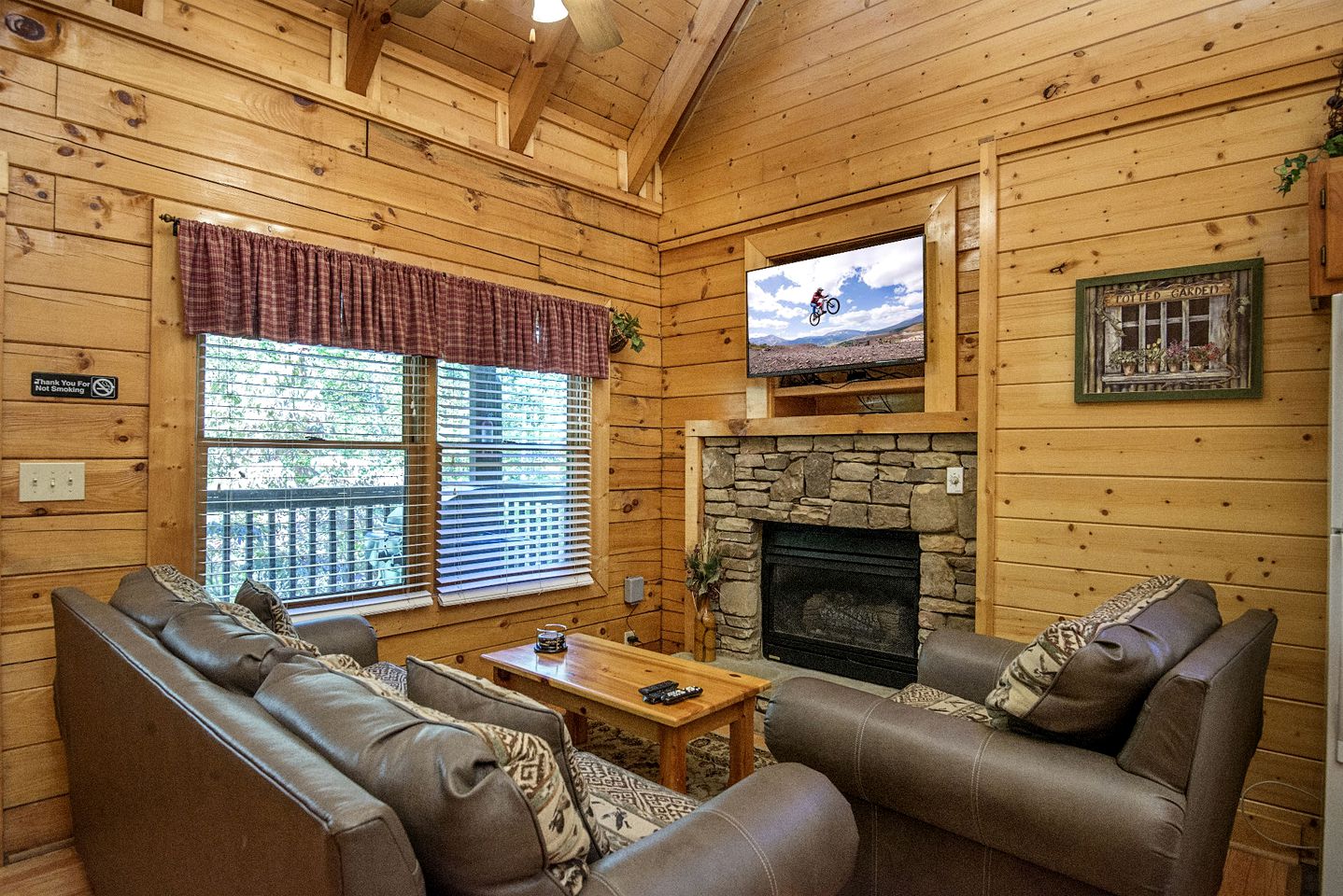 Rustic-Chic Cabin for Four - Ultimate Tennessee Glamping Escape in Pigeon Forge