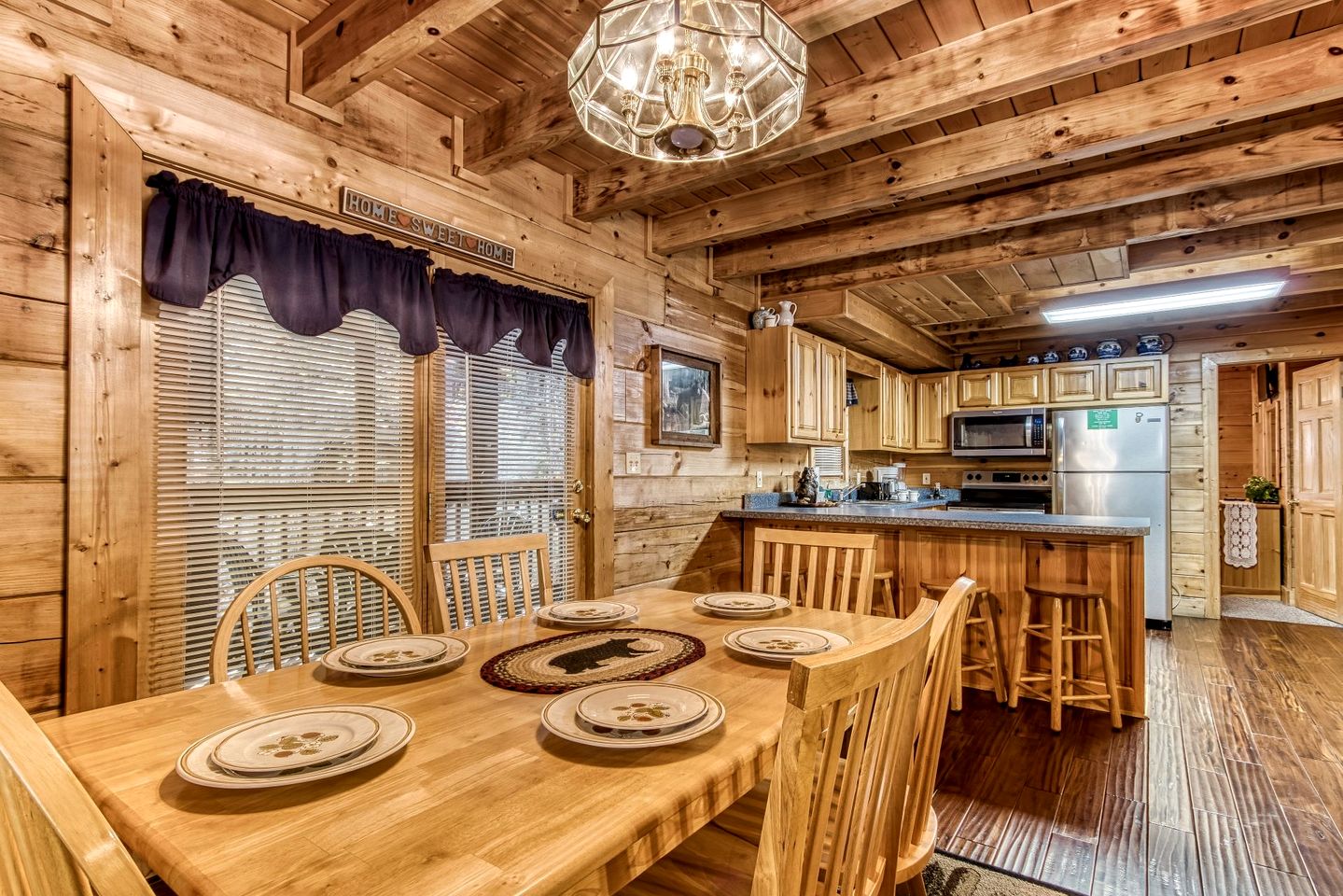 Cozy Rustic Cabin with Hot Tub, Pool Table, and Forest Views near the Smokies in Pigeon Forge, Tennessee