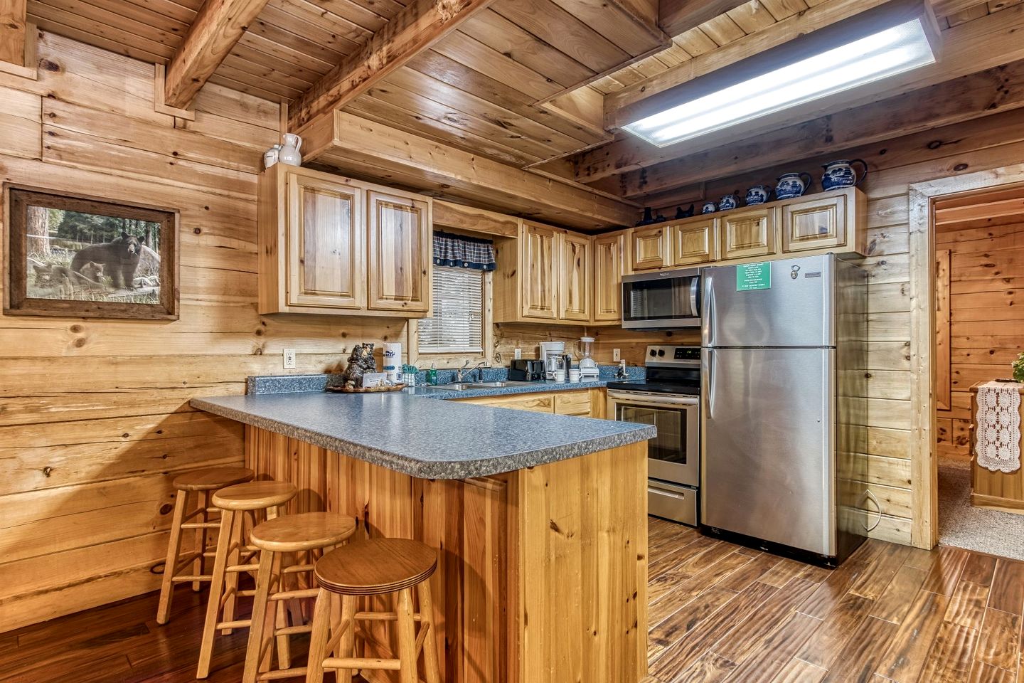 Cozy Rustic Cabin with Hot Tub, Pool Table, and Forest Views near the Smokies in Pigeon Forge, Tennessee