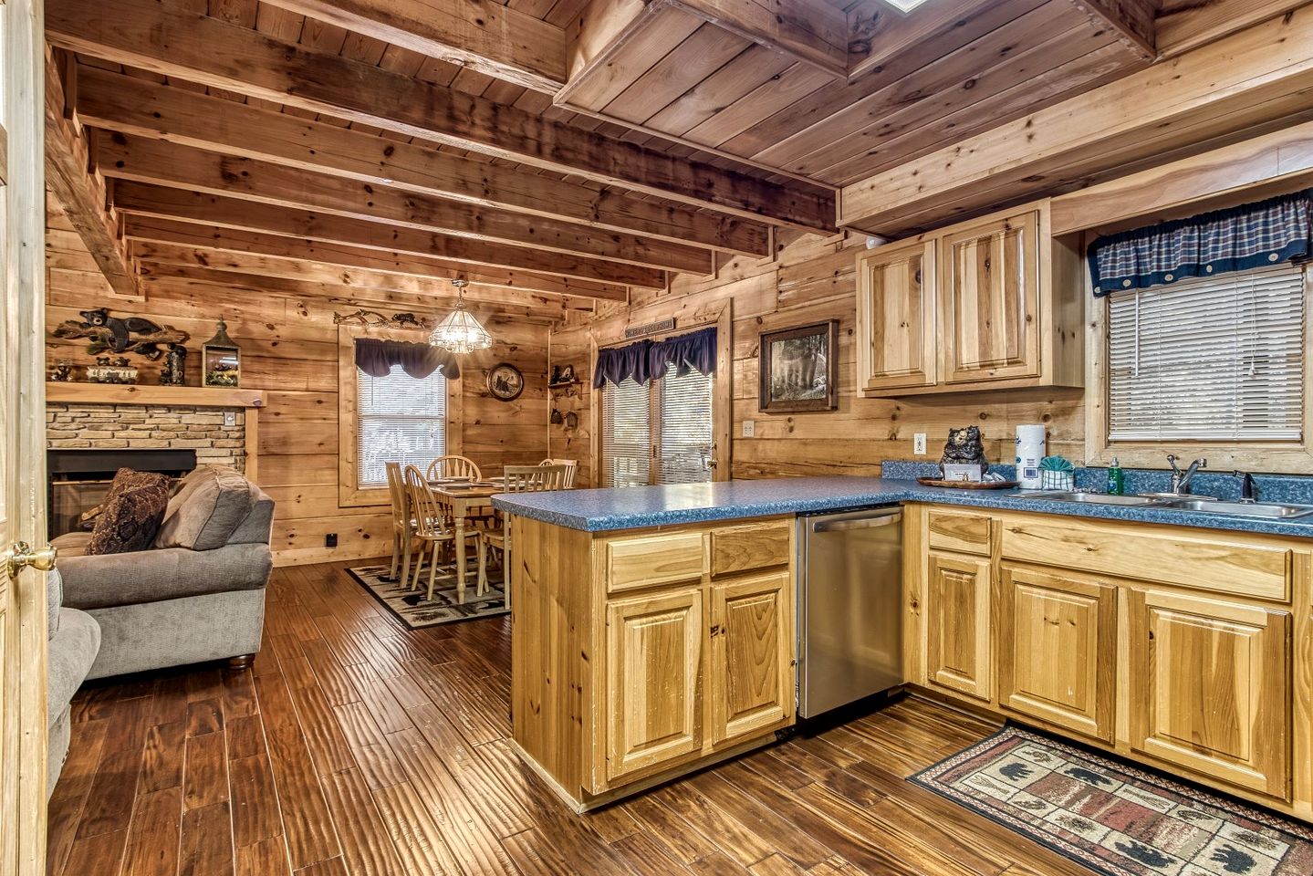 Cozy Rustic Cabin with Hot Tub, Pool Table, and Forest Views near the Smokies in Pigeon Forge, Tennessee
