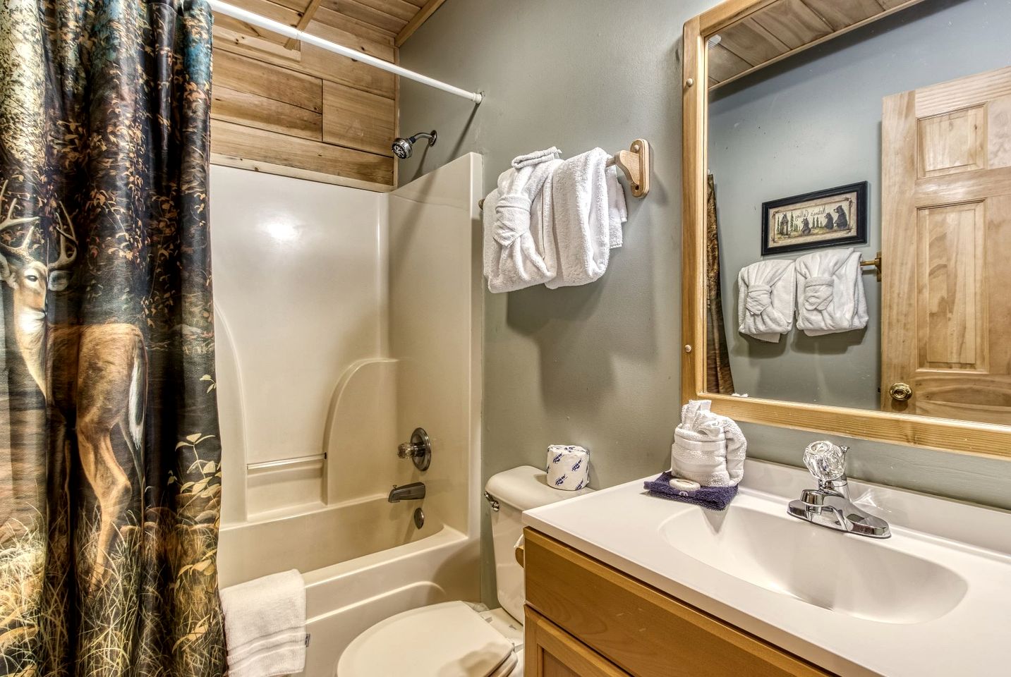 Cozy Rustic Cabin with Hot Tub, Pool Table, and Forest Views near the Smokies in Pigeon Forge, Tennessee