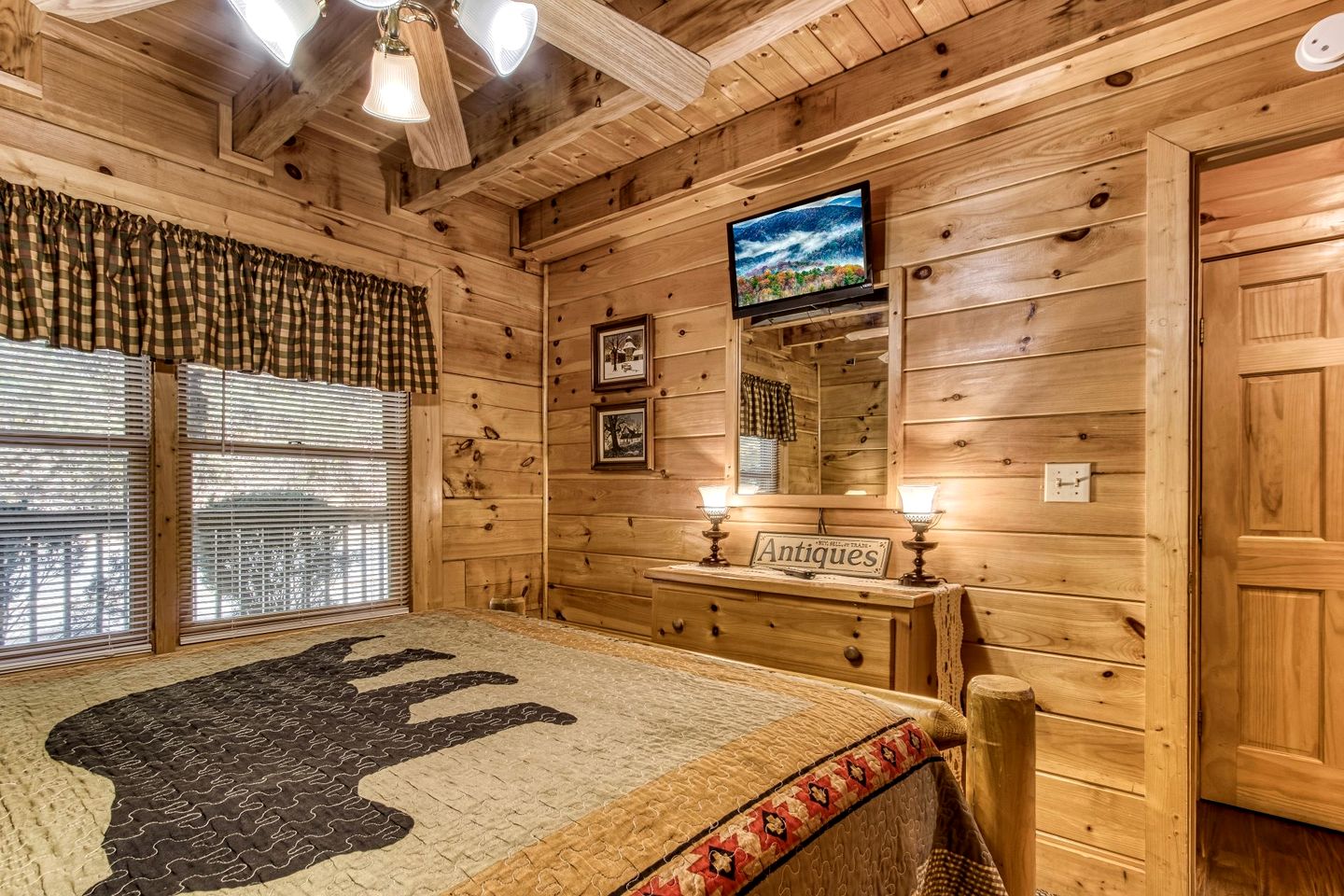 Cozy Rustic Cabin with Hot Tub, Pool Table, and Forest Views near the Smokies in Pigeon Forge, Tennessee