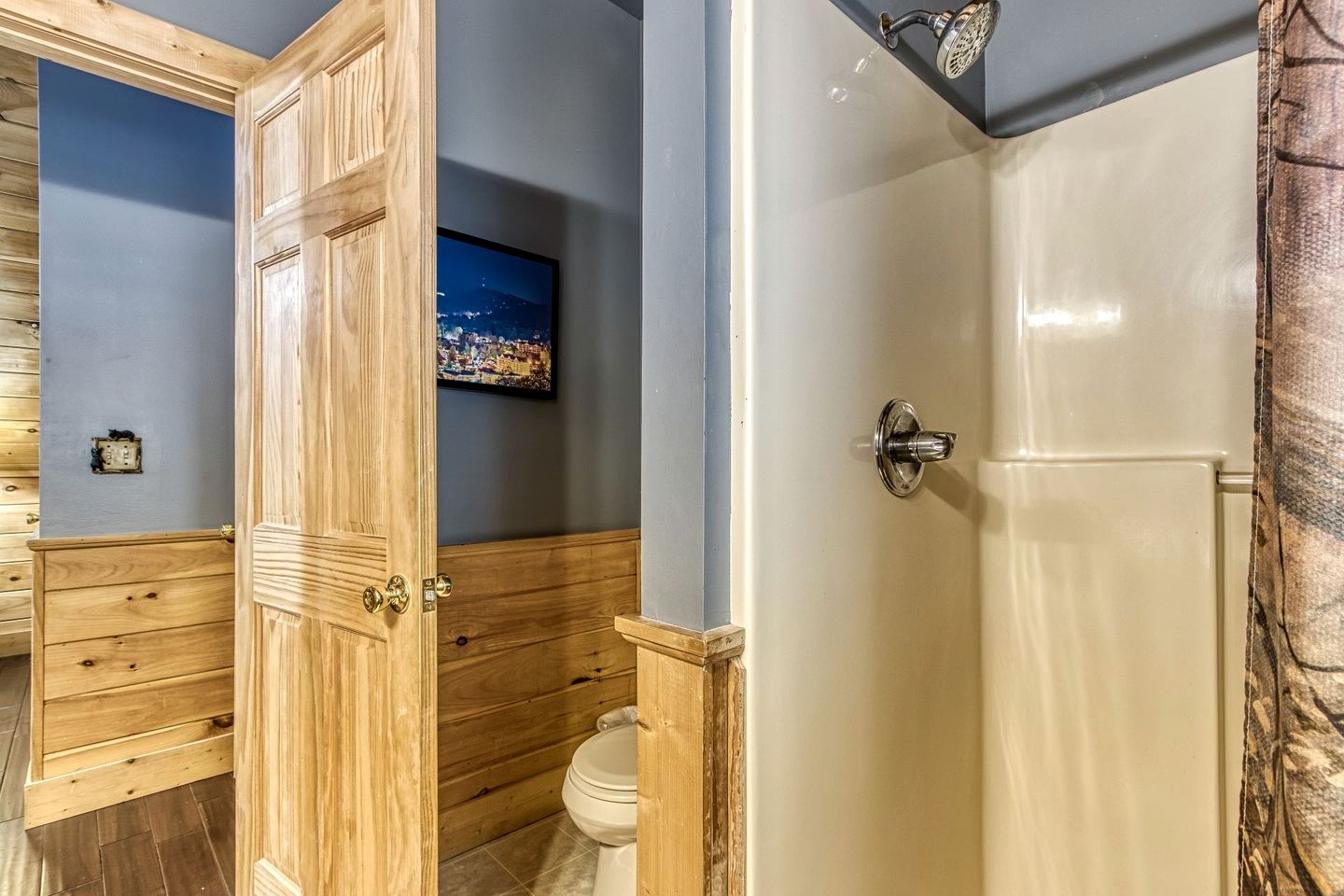 Cozy Rustic Cabin with Hot Tub, Pool Table, and Forest Views near the Smokies in Pigeon Forge, Tennessee