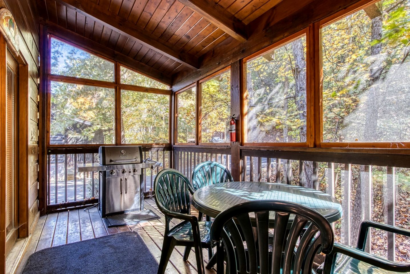 Cozy Rustic Cabin with Hot Tub, Pool Table, and Forest Views near the Smokies in Pigeon Forge, Tennessee