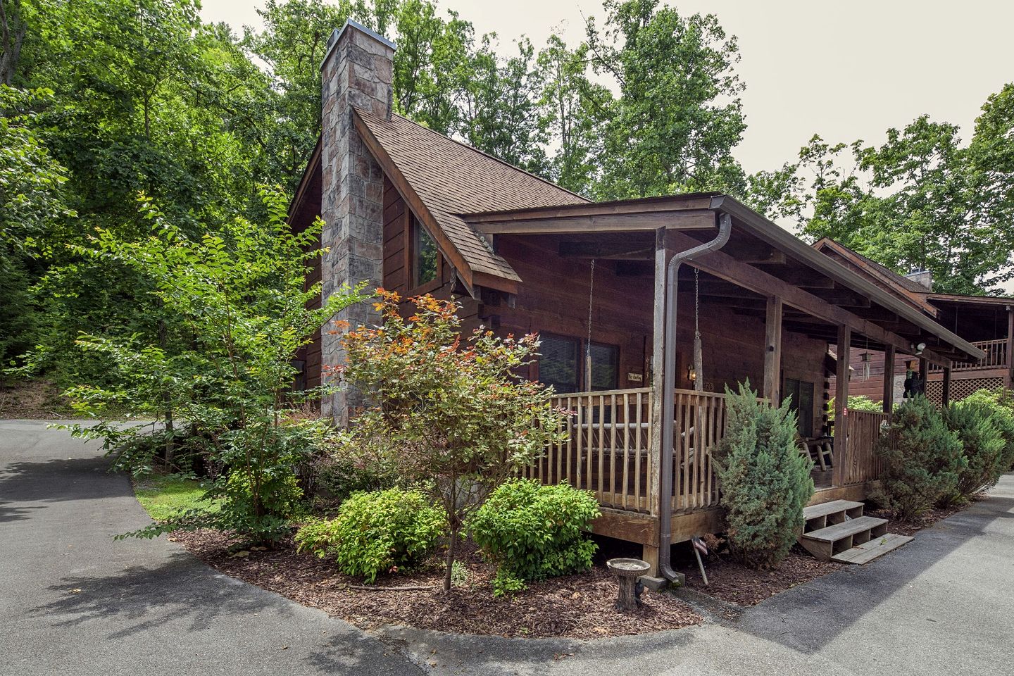 Cozy Rustic Cabin with Hot Tub, Pool Table, and Forest Views near the Smokies in Pigeon Forge, Tennessee