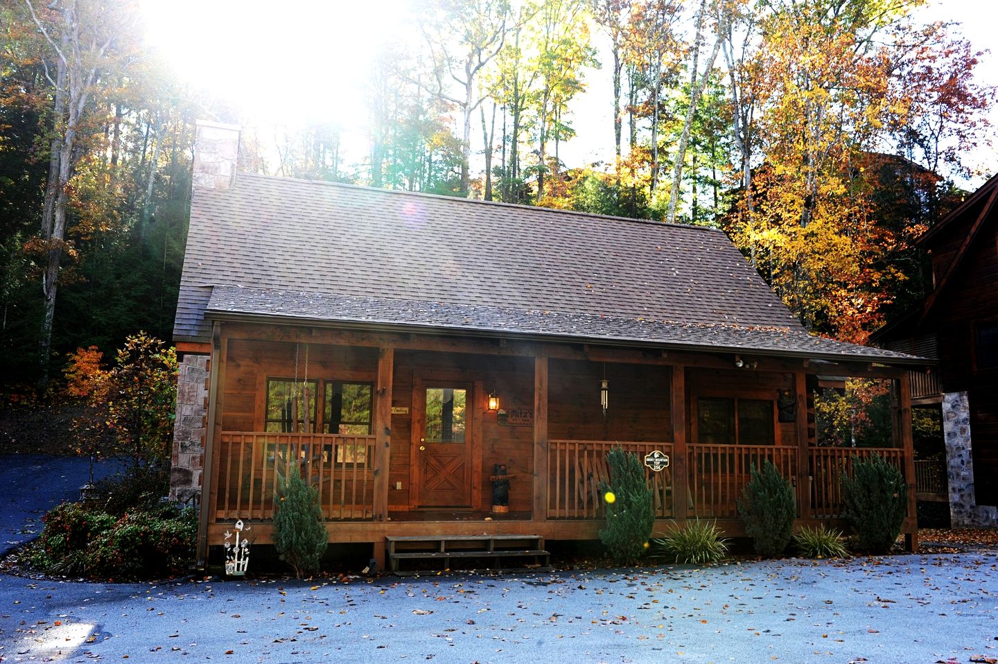 Cozy Rustic Cabin with Hot Tub, Pool Table, and Forest Views near the Smokies in Pigeon Forge, Tennessee
