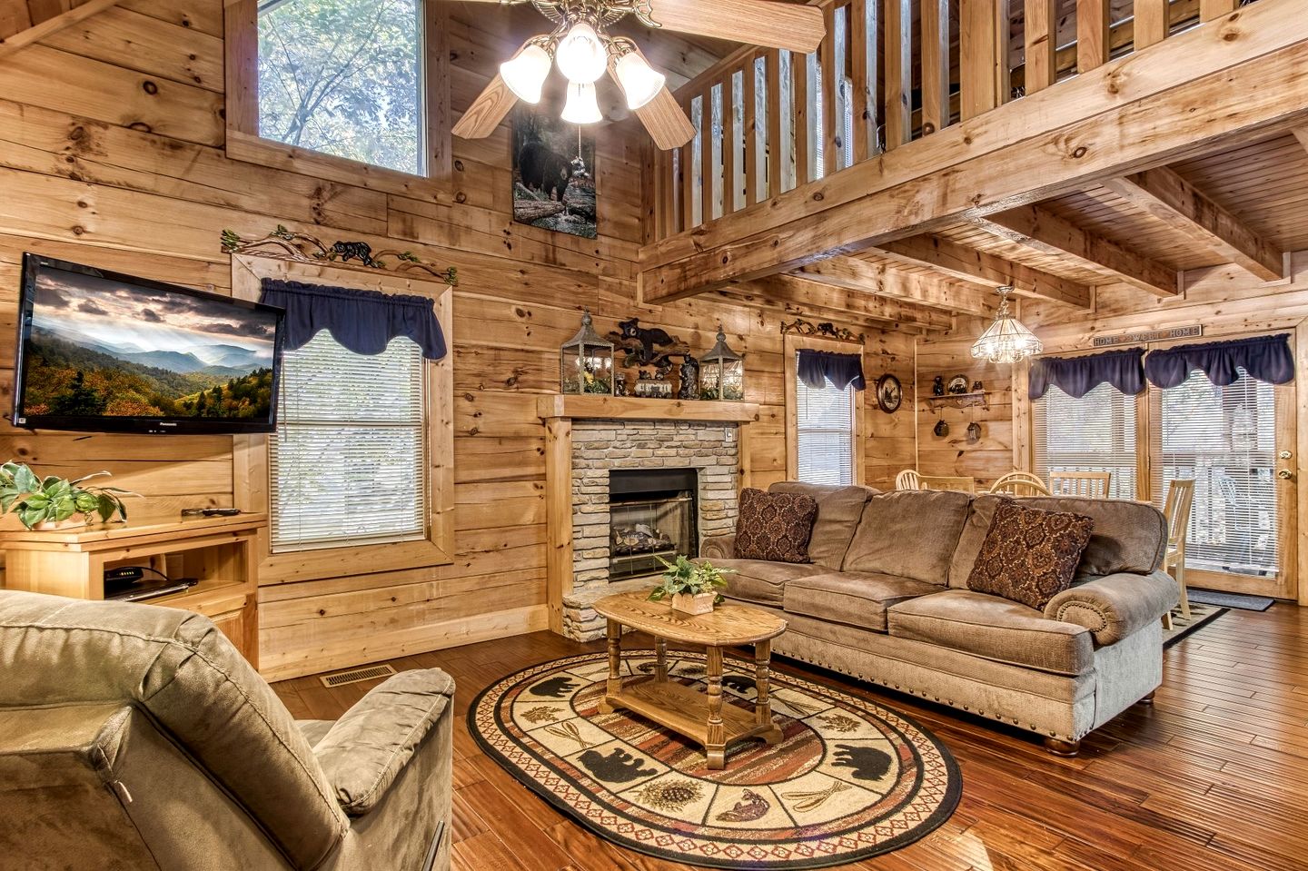 Cozy Rustic Cabin with Hot Tub, Pool Table, and Forest Views near the Smokies in Pigeon Forge, Tennessee