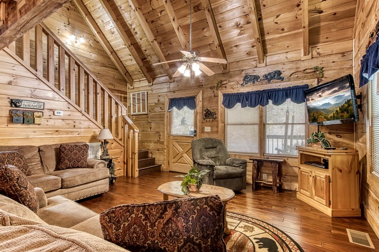 Cozy Rustic Cabin with Hot Tub, Pool Table, and Forest Views near the Smokies in Pigeon Forge, Tennessee
