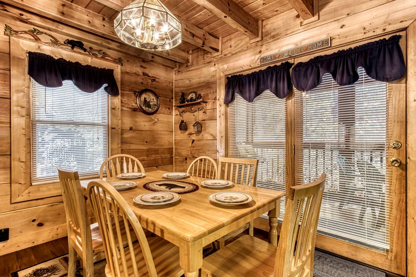 Cozy Rustic Cabin with Hot Tub, Pool Table, and Forest Views near the Smokies in Pigeon Forge, Tennessee