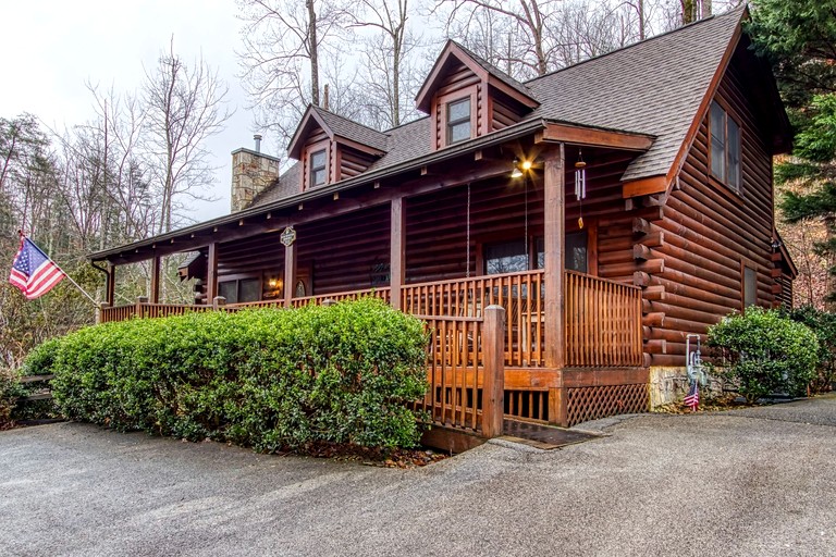 Relaxing Cozy Cabin with Jacuzzi and Pool Table in Tennessee