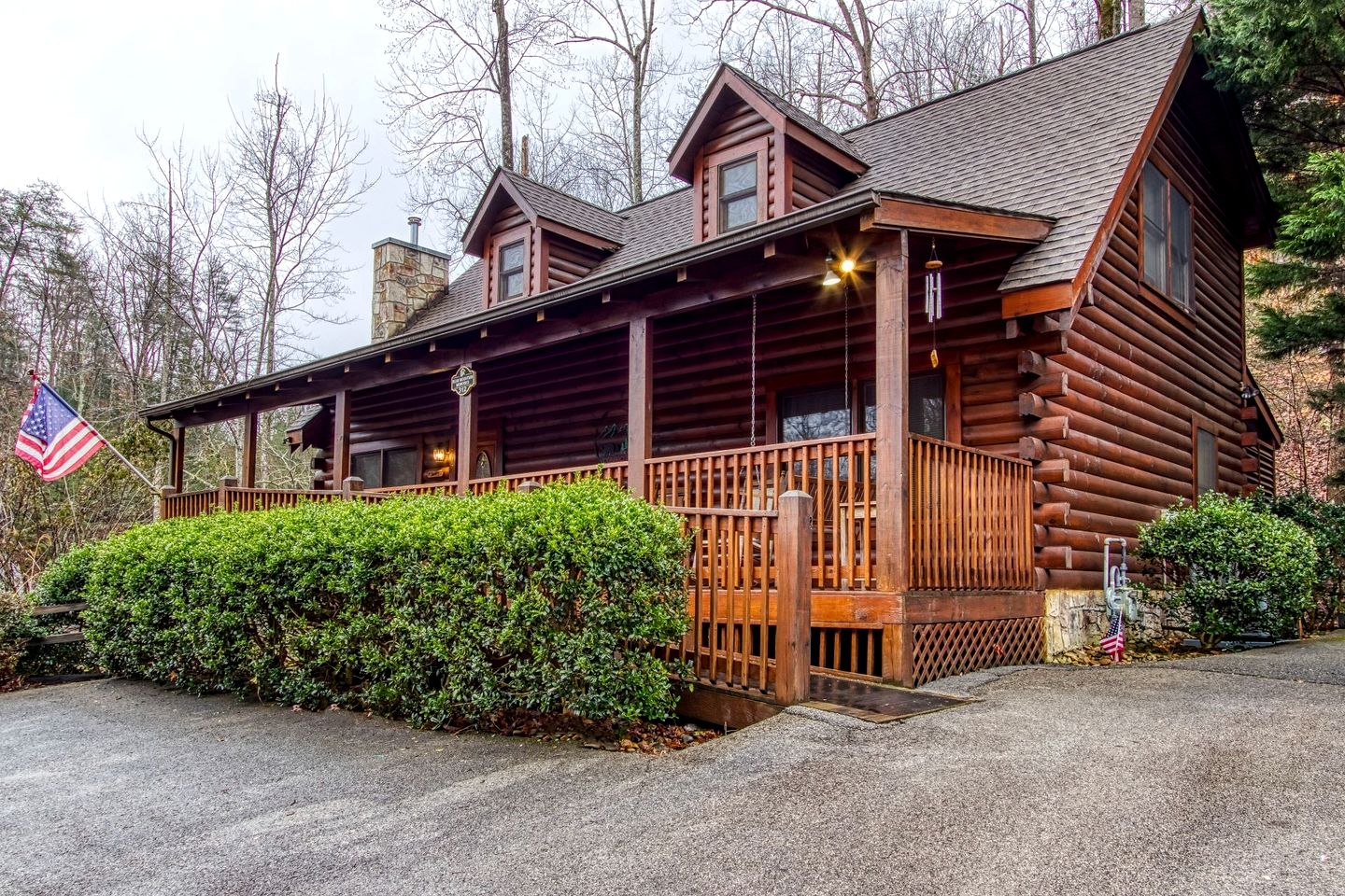 Relaxing Cozy Cabin with Jacuzzi and Pool Table in Tennessee