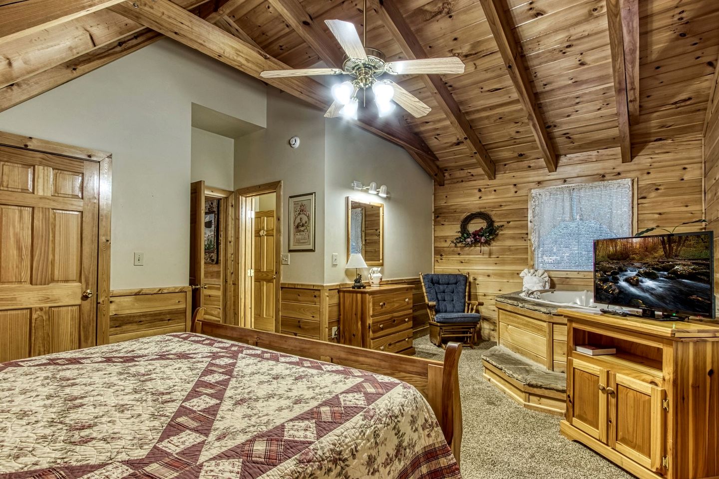 Relaxing Cozy Cabin with Jacuzzi and Pool Table in Tennessee