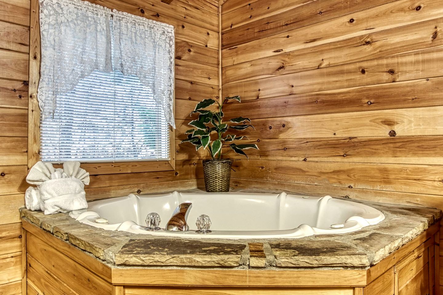 Relaxing Cozy Cabin with Jacuzzi and Pool Table in Tennessee