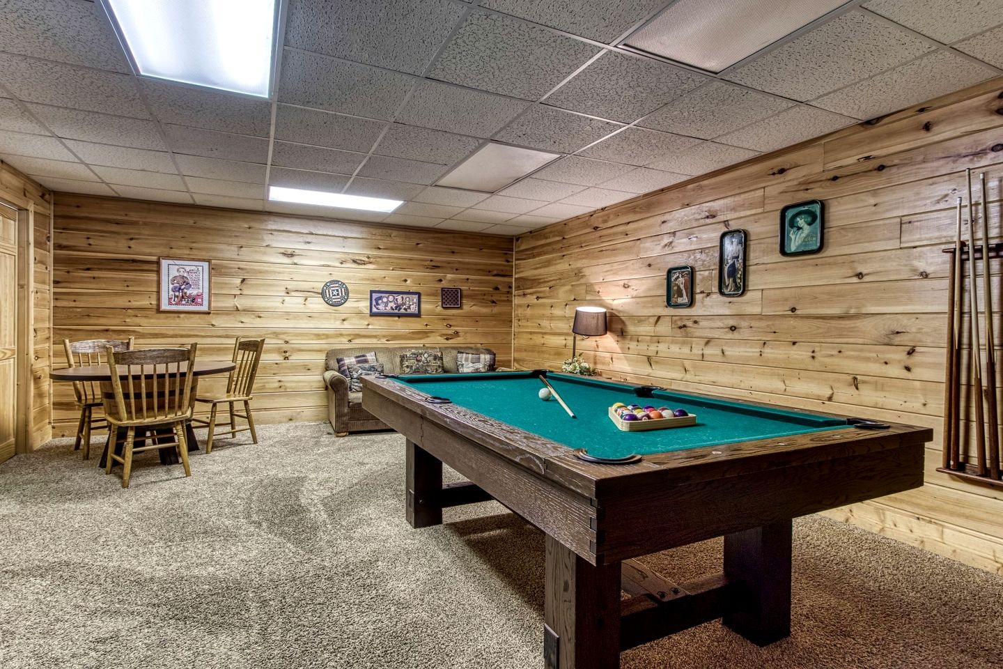 Relaxing Cozy Cabin with Jacuzzi and Pool Table in Tennessee