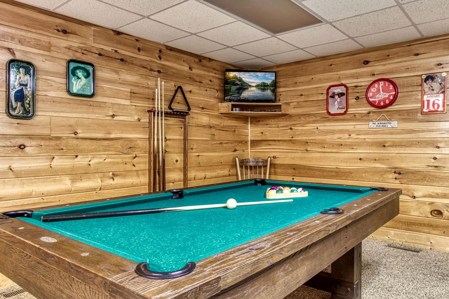 Relaxing Cozy Cabin with Jacuzzi and Pool Table in Tennessee