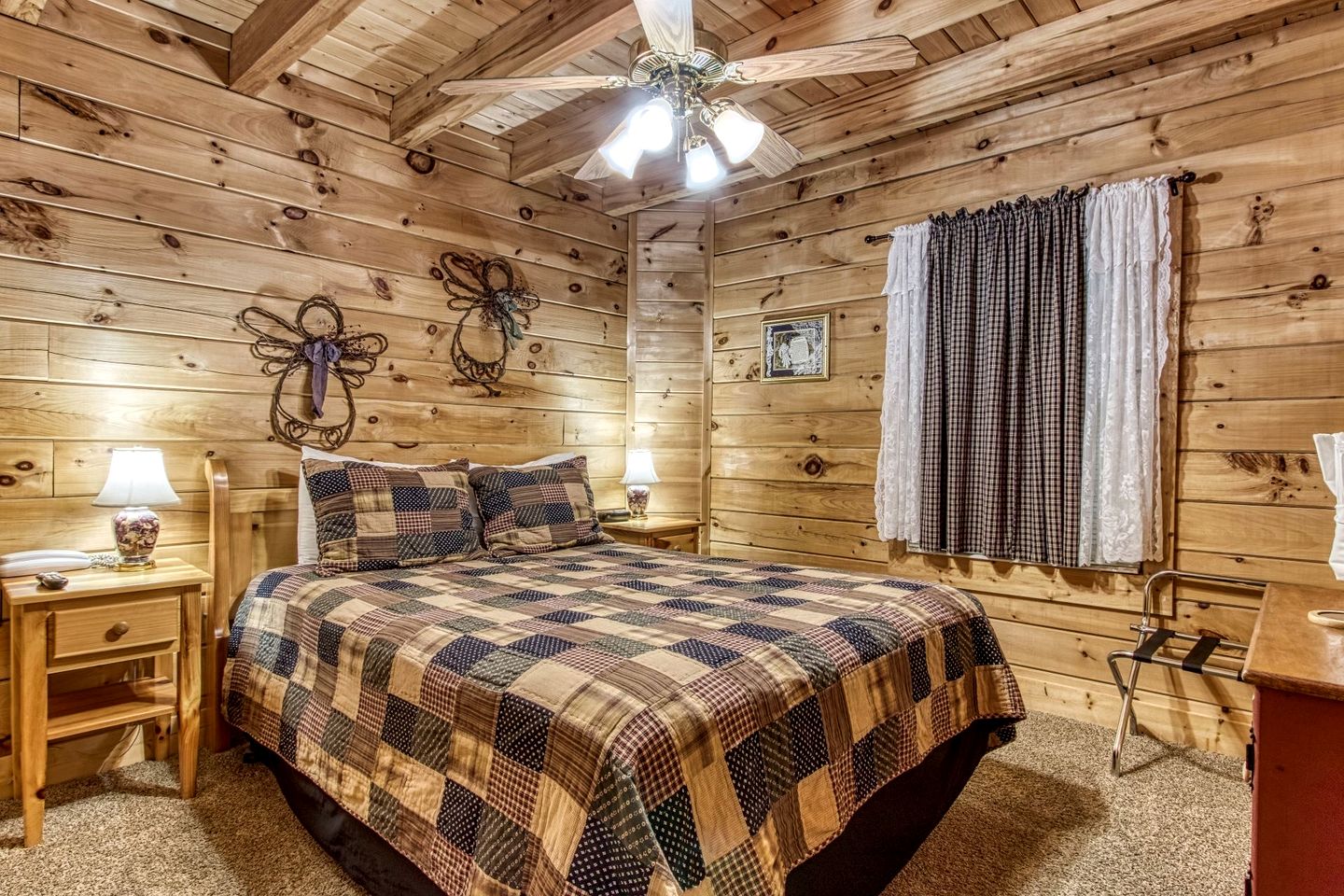 Relaxing Cozy Cabin with Jacuzzi and Pool Table in Tennessee