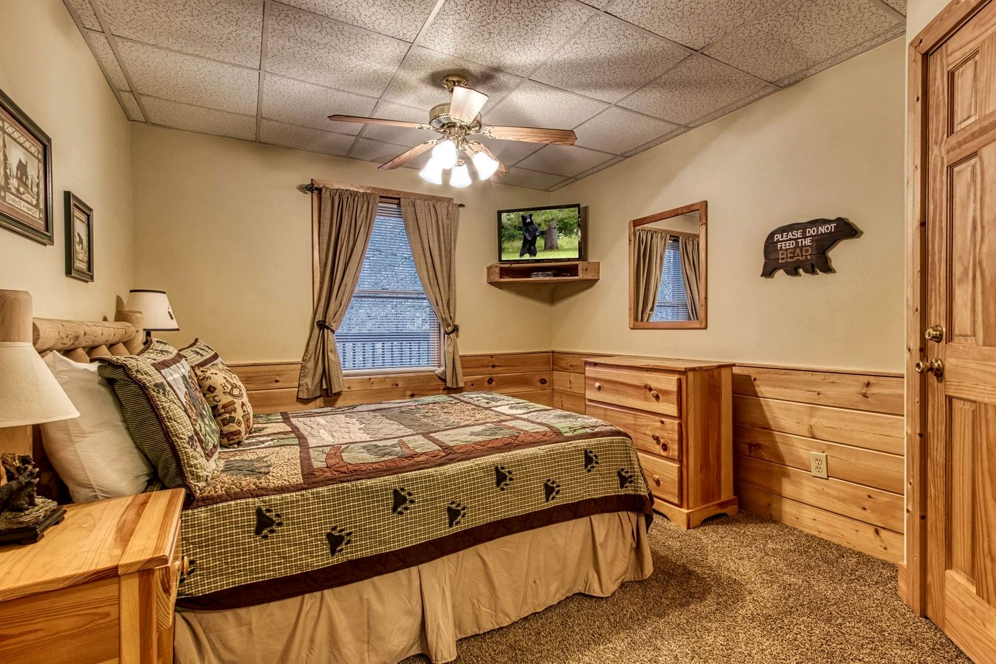 Relaxing Cozy Cabin with Jacuzzi and Pool Table in Tennessee