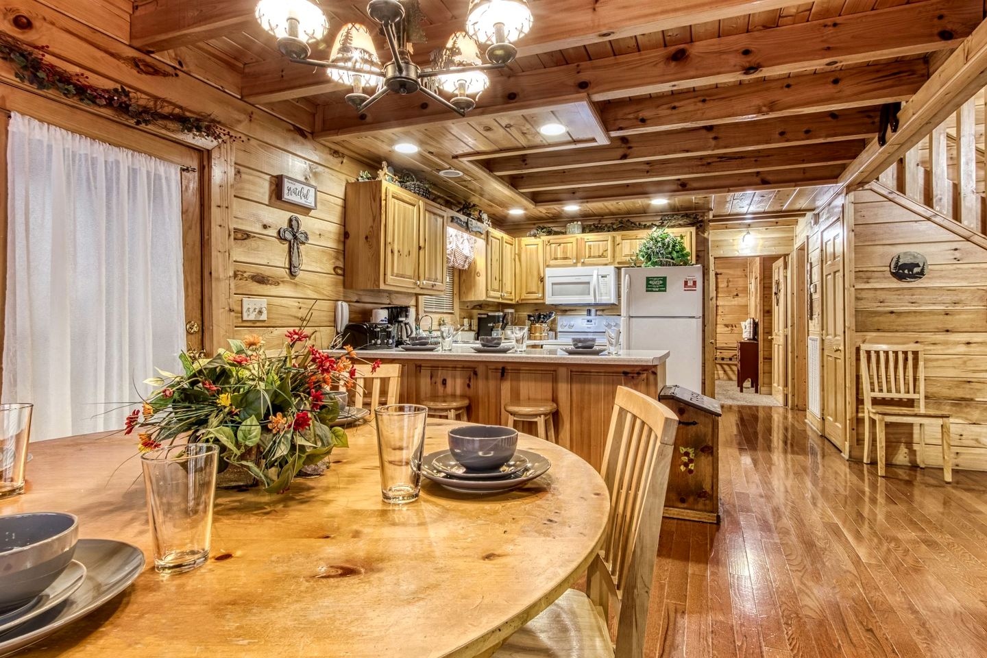 Relaxing Cozy Cabin with Jacuzzi and Pool Table in Tennessee