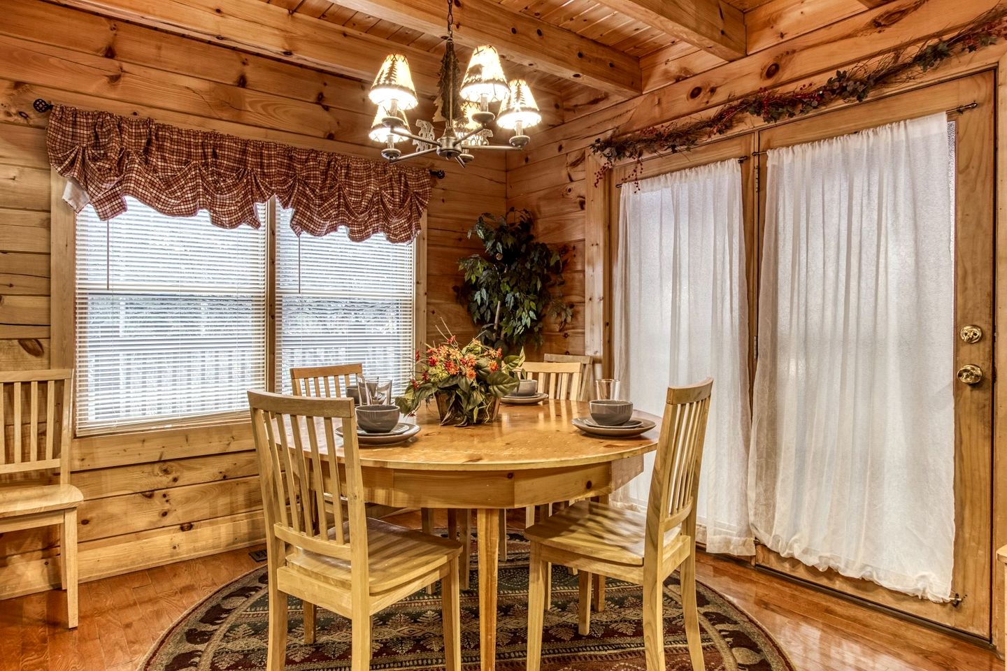 Relaxing Cozy Cabin with Jacuzzi and Pool Table in Tennessee