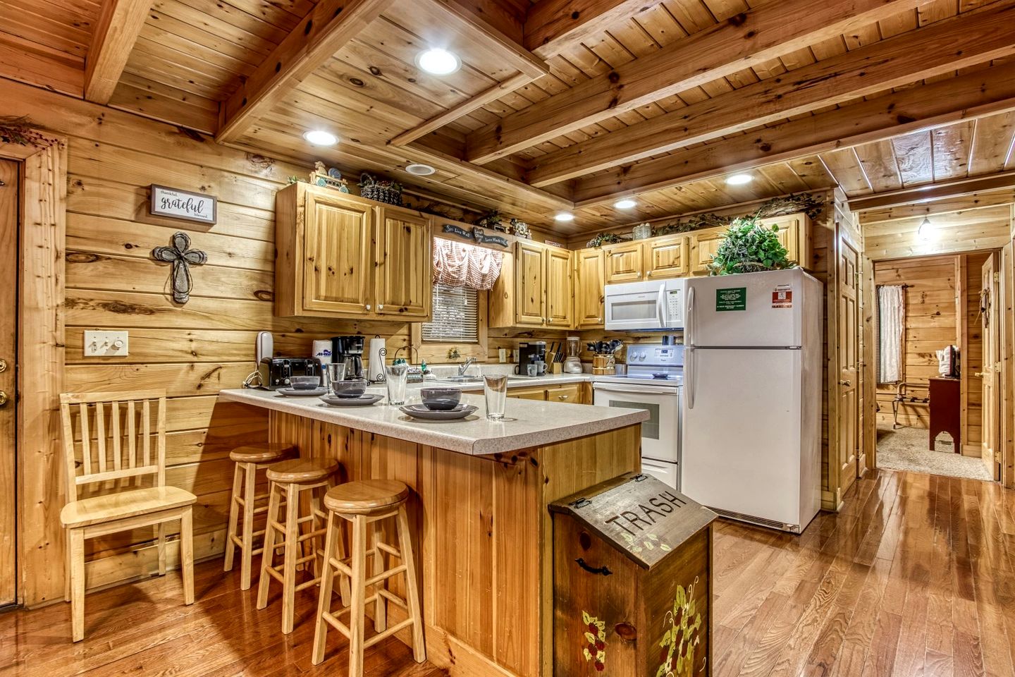 Relaxing Cozy Cabin with Jacuzzi and Pool Table in Tennessee