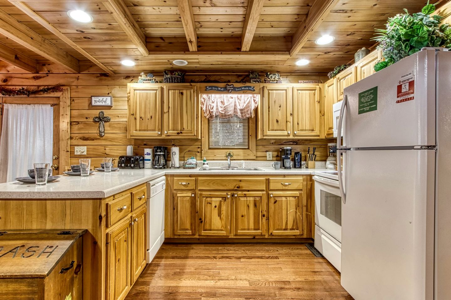 Relaxing Cozy Cabin with Jacuzzi and Pool Table in Tennessee