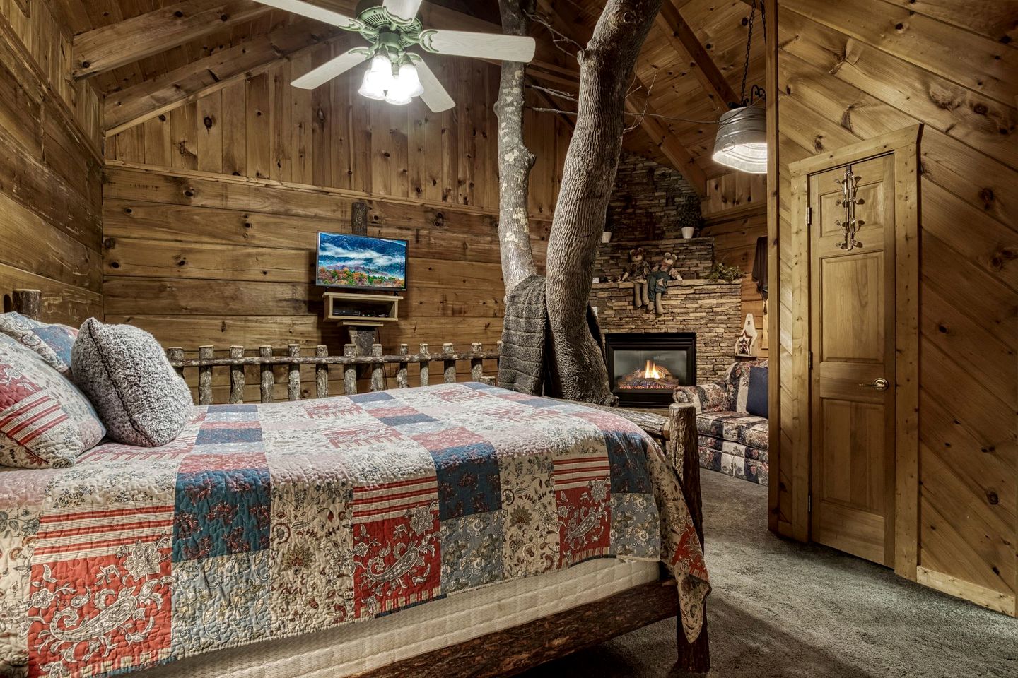 Unique Cabin Rental for Romantic Escapes to the Great Smoky Mountains