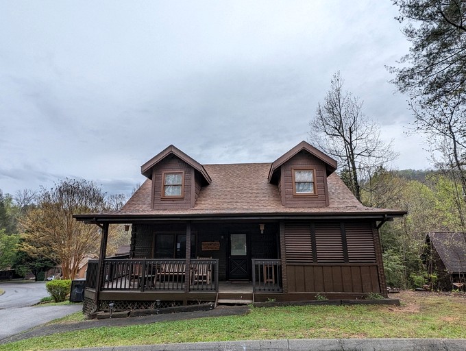 Rustic Cabin with Jacuzzi and Pool Table in Pigeon Forge, Tennessee