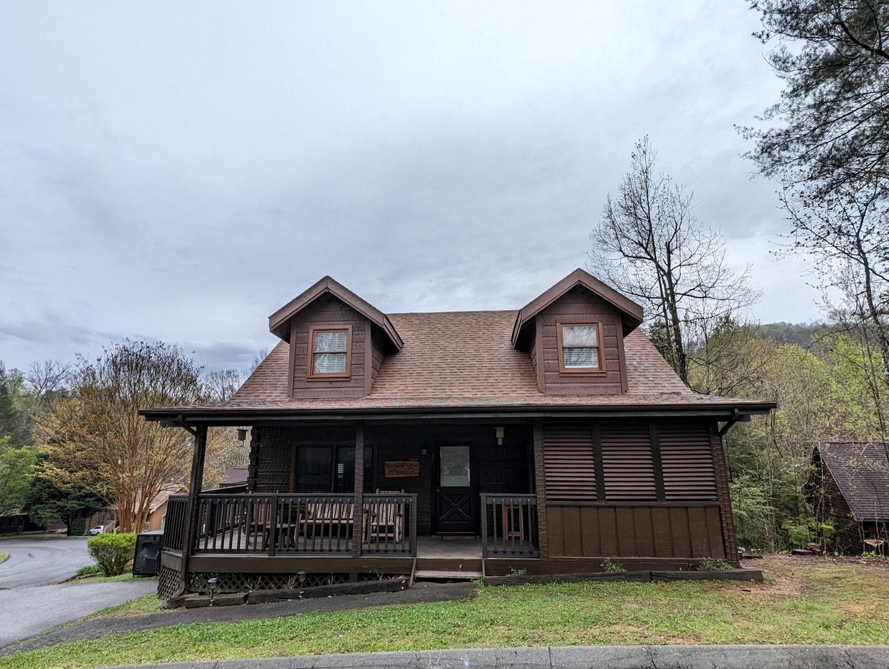 Rustic Cabin with Jacuzzi and Pool Table in Pigeon Forge, Tennessee
