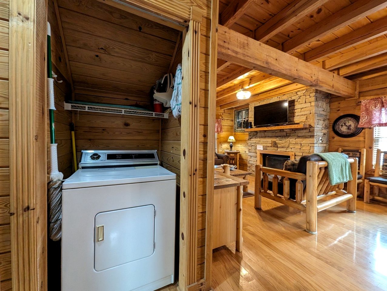 Rustic Cabin with Jacuzzi and Pool Table in Pigeon Forge, Tennessee