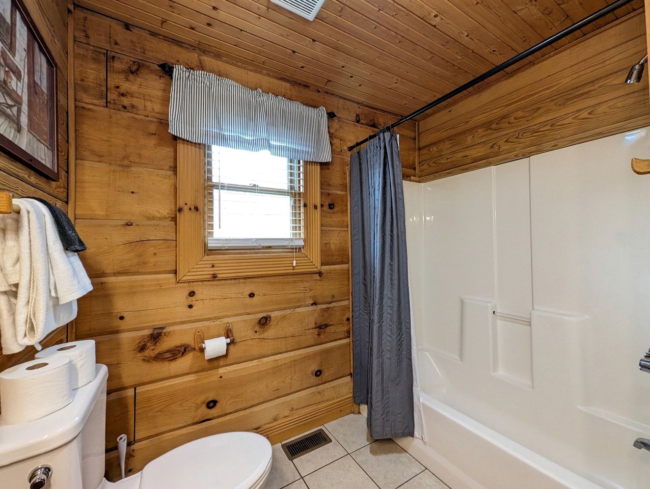 Rustic Cabin with Jacuzzi and Pool Table in Pigeon Forge, Tennessee