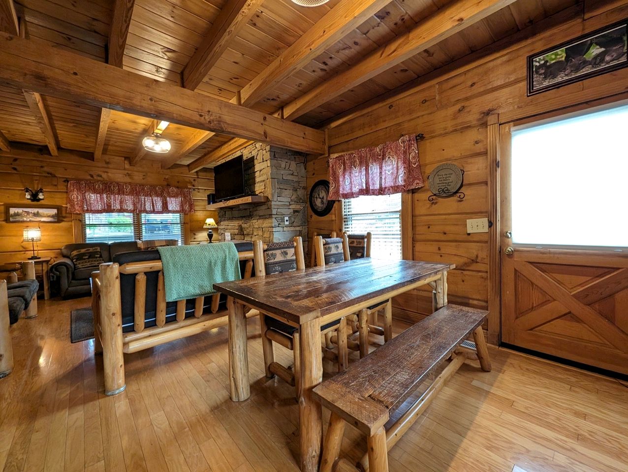 Rustic Cabin with Jacuzzi and Pool Table in Pigeon Forge, Tennessee