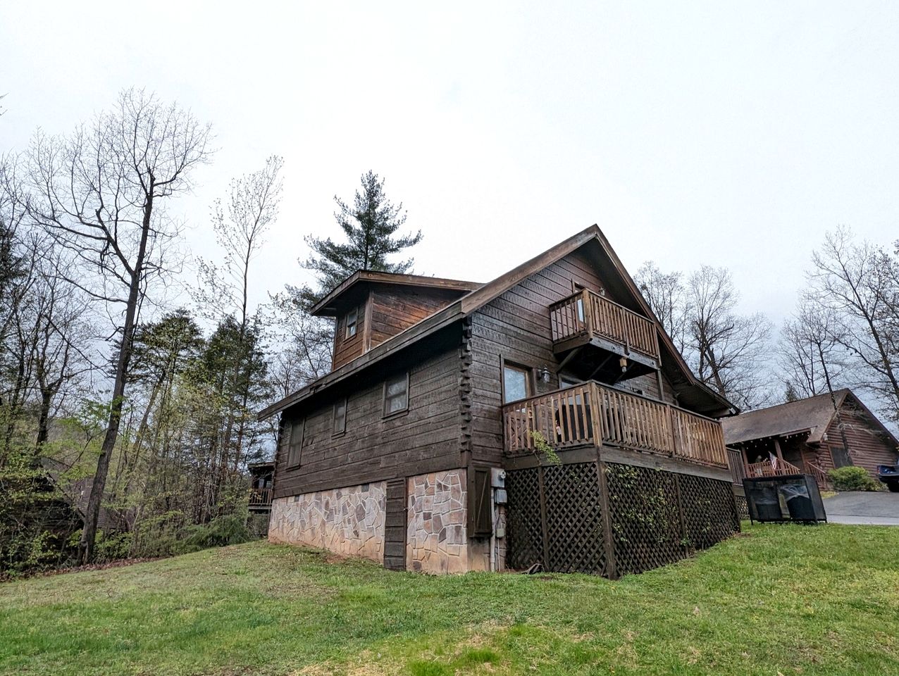 Rustic Cabin with Jacuzzi and Pool Table in Pigeon Forge, Tennessee
