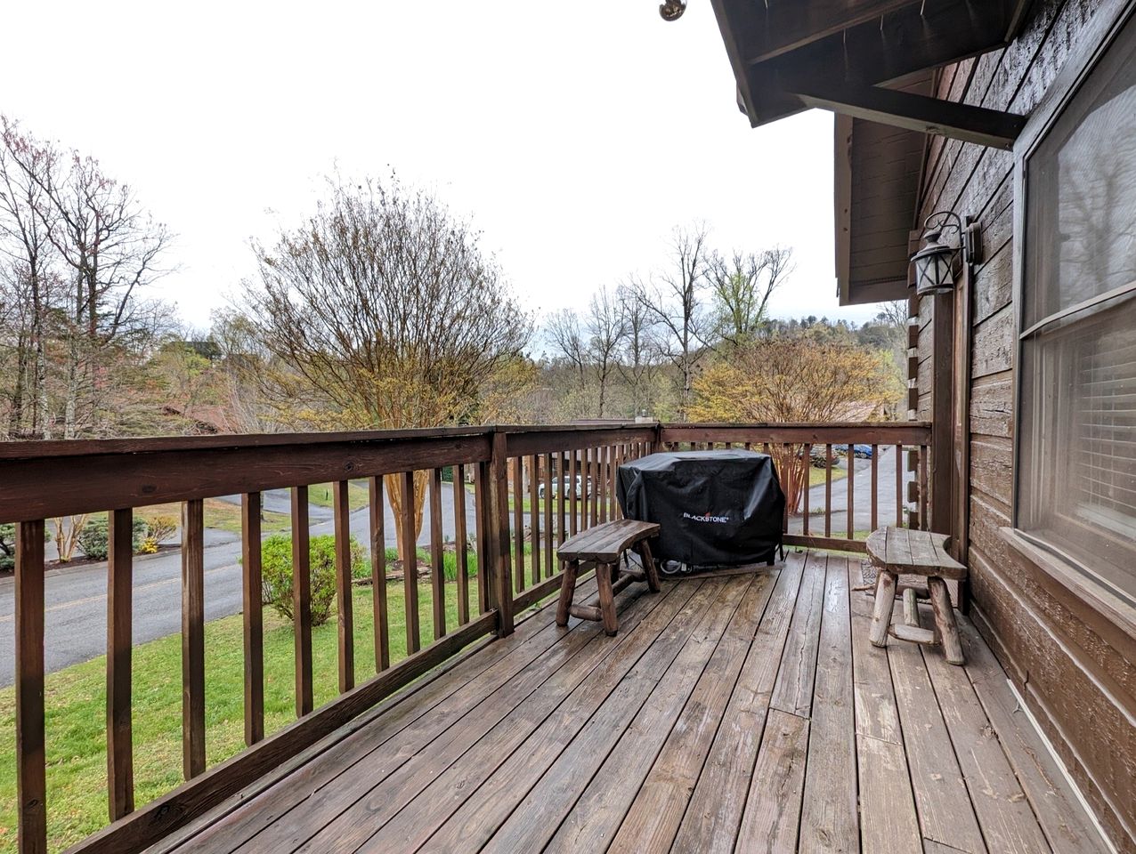 Rustic Cabin with Jacuzzi and Pool Table in Pigeon Forge, Tennessee