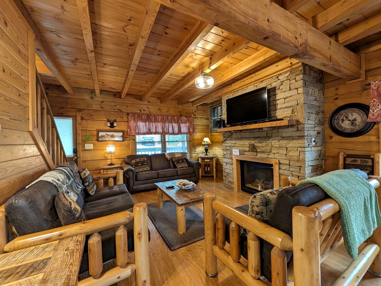 Rustic Cabin with Jacuzzi and Pool Table in Pigeon Forge, Tennessee