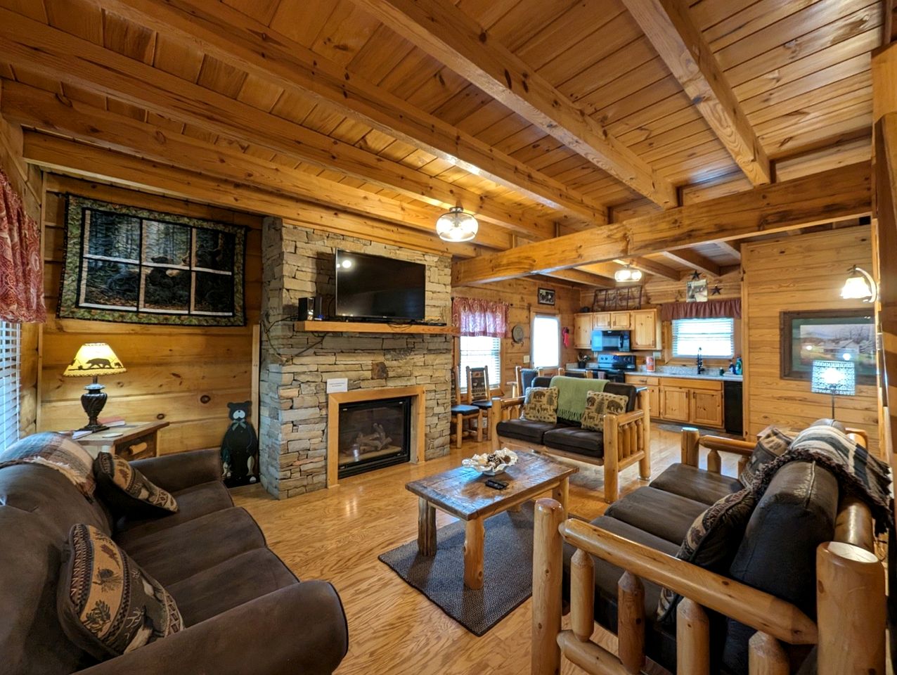 Rustic Cabin with Jacuzzi and Pool Table in Pigeon Forge, Tennessee